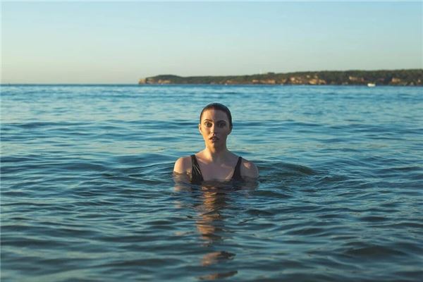 梦见在海边游泳