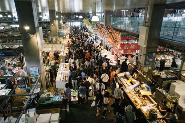  梦见全家人生活在闹市《梦见全家人生活在闹市里》 周公解梦