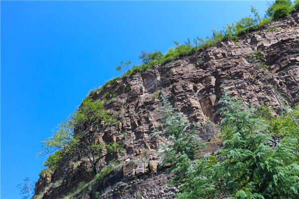  梦见悬崖峭壁：梦见坠崖，诸事不吉《梦见悬崖掉下去什么意思》 周公解梦