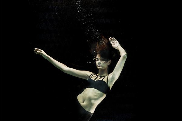 梦见爱人掉进河里自己去救人