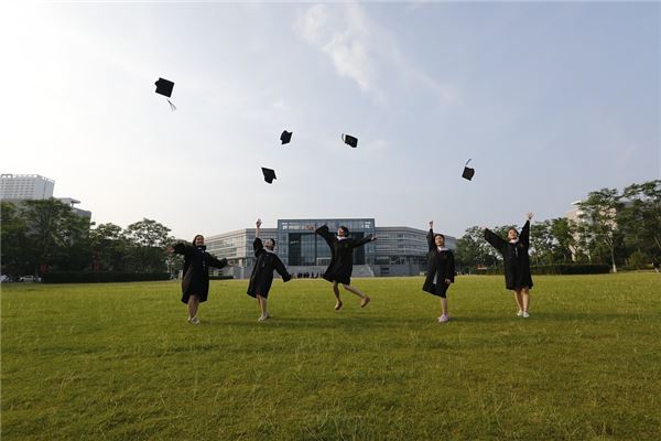  梦见和一帮女同学在学校草坪边吃东西《梦见和一帮女同学在学校草坪边吃东西》 周公解梦