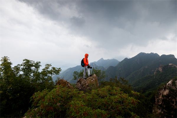 梦见辛苦爬上高山 梦见辛苦爬上高山《梦见辛苦爬上高山什么意思》 周公解梦