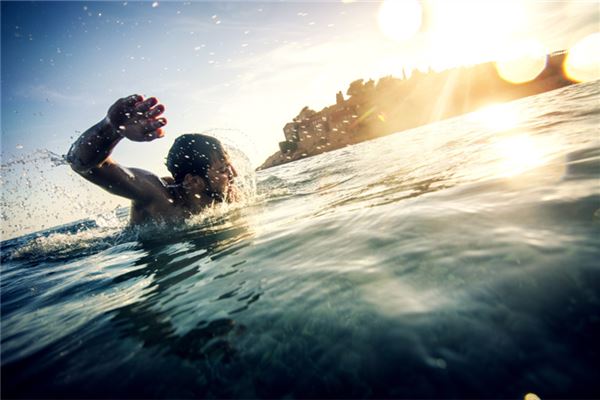  梦见自己在水中游泳或洪水泛滥《梦见自己在水中游泳或洪水泛滥什么意思》 周公解梦