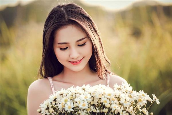 睫毛长的女性面相图解