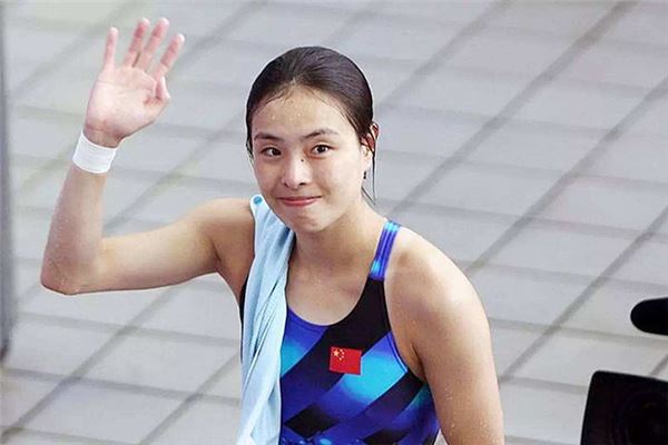 伏明霞面相