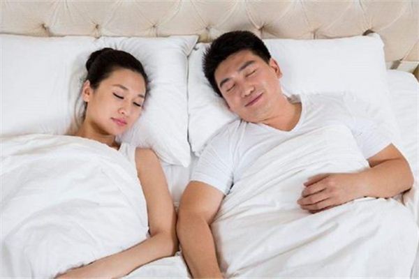 夫妻之间睡姿 夫妻如何睡觉 夫妻睡姿有哪些 夫妻睡觉姿势 夫妻怎么睡觉