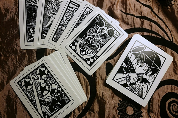 塔罗测试：你中了什么的爱情魔咒
