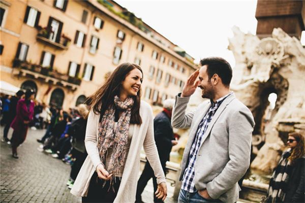 在爱情中摇摆不定的梦境