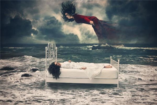 鬼月，她鬼梦缠身