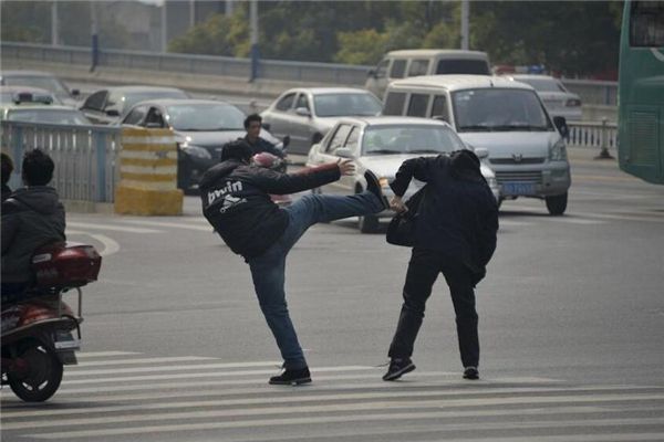 梦见被坏人打