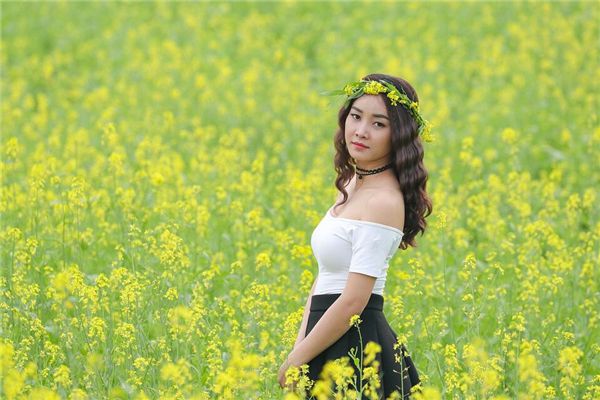 梦见头上戴花