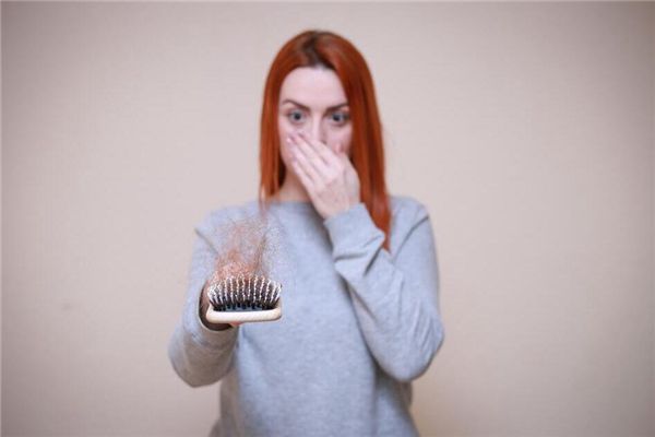 梦见别人脱发