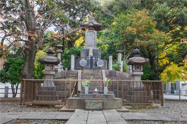 梦见皇帝墓地