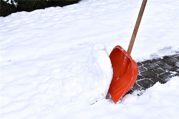 梦见铲雪是什么意思 梦见铲雪《梦见铲雪预示着什么》 周公解梦