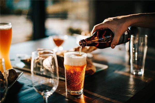 梦见喝啤酒 梦见喝啤酒《梦见喝啤酒是什么预兆》 周公解梦