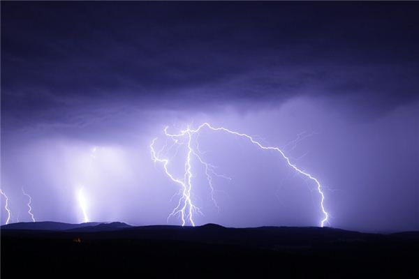 梦见雷雨是什么意思 梦见雷雨《梦见雷雨交加电闪雷鸣暴雨》 周公解梦