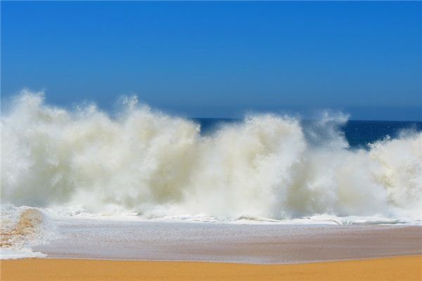 梦见海浪是什么意思 梦见海浪《梦见海浪很高很大向自己扑来》 周公解梦