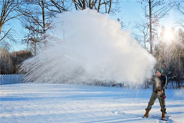 梦见泼水是什么意思 梦见泼水《梦见泼水泼到别人身上》 周公解梦