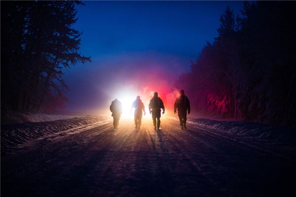 梦见走夜路是什么意思 梦见走夜路《梦见走夜路还有其他人》 周公解梦