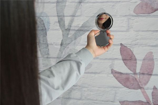 梦见照镜子是什么意思 梦见照镜子是什么意思