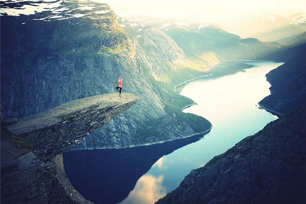 梦见掉悬崖是什么意思 梦见掉悬崖是什么意思