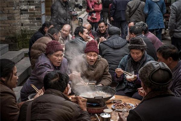 梦见和亲戚一起吃饭 梦见和亲戚一起吃饭《梦见和亲戚一起吃饭是什么预兆》 周公解梦