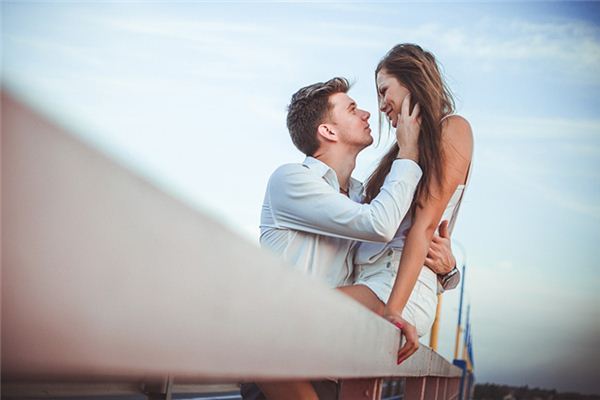 梦见和别人暧昧是什么意思 梦见和别人暧昧是什么意思