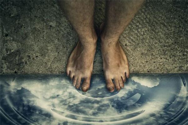 梦见掉河里了 梦见掉河里了