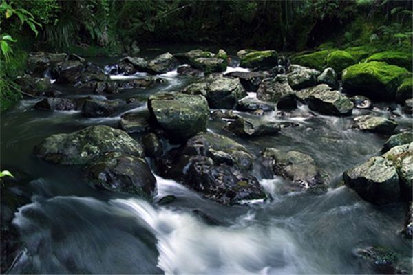 梦见潺潺流水是什么意思 梦见潺潺流水《梦见潺潺流水是什么征兆》 周公解梦