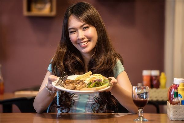 梦见请客吃饭是什么预兆 梦见请客吃饭《梦见请客吃饭是什么意思》 周公解梦