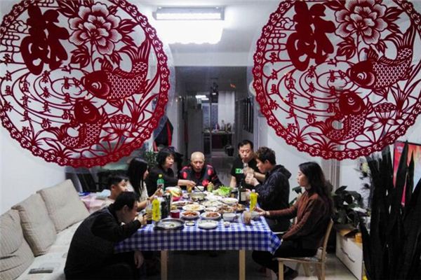 梦见吃团圆饭是什么意思 梦见吃团圆饭《梦见吃团圆饭是什么预兆》 周公解梦