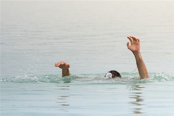 梦见浸在水中是什么意思 梦见浸在水中《梦见浸在水中练功》 周公解梦