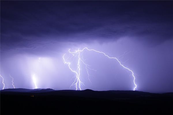 梦见雷劈大地什么意思