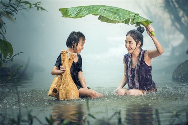 梦见坐在水中是什么意思 梦见坐在水中《梦见坐在水中的石头上》 周公解梦