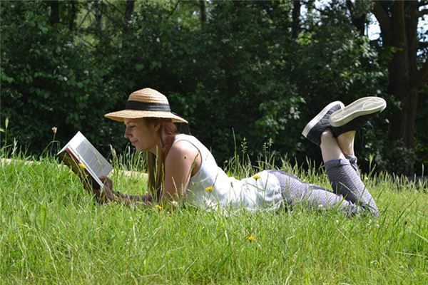 梦见别人看书是什么意思 梦见别人看书是什么意思