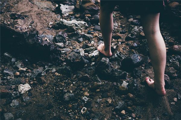 梦见赤脚走路是什么预兆 梦见赤脚走路是什么预兆