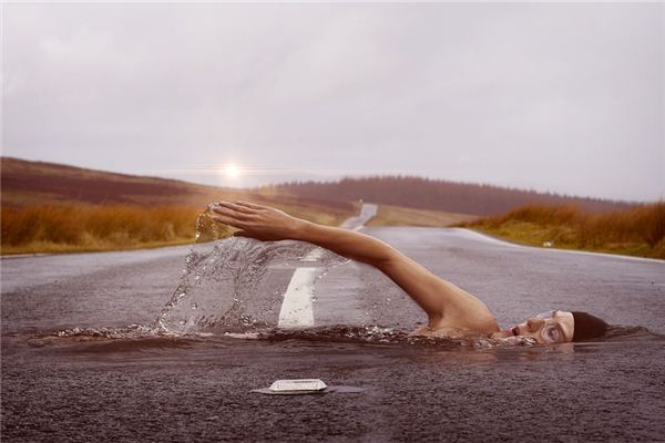 梦见河里游泳是什么意思 梦见河里游泳是什么意思