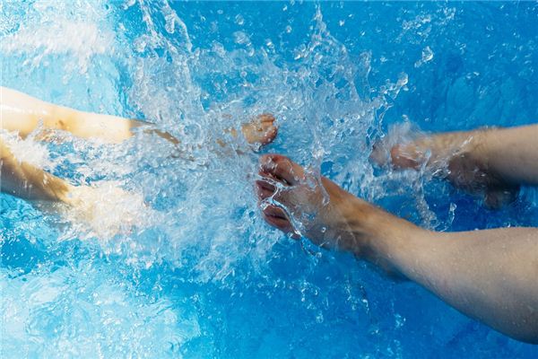 梦见水中救人是什么意思 梦见水中救人是什么意思