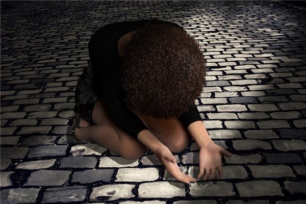 梦见下跪求人是什么意思 梦见下跪求人是什么意思