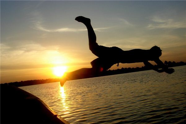 梦见有人跳河是什么意思