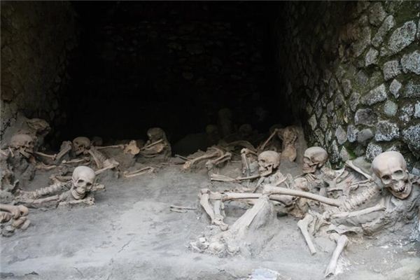 梦见很多死尸是什么意思 梦见很多死尸是什么意思