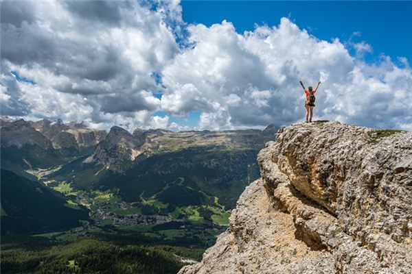 梦见爬上山顶是什么意思 梦见爬上山顶是什么意思