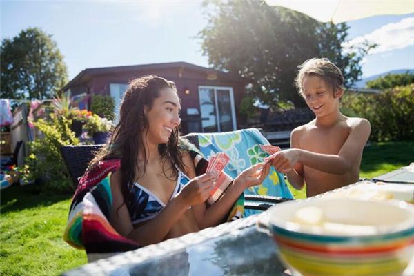 梦见打扑克牌是什么意思 梦见打扑克牌是什么意思