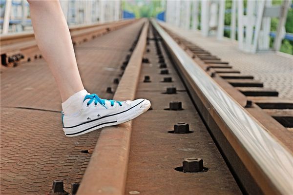 梦见穿一只鞋是什么意思 梦见穿一只鞋是什么意思