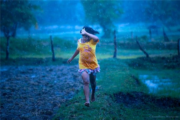 雨中奔跑 小女孩图片