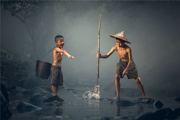 梦见下水抓鱼是什么意思 梦见下水抓鱼是什么意思