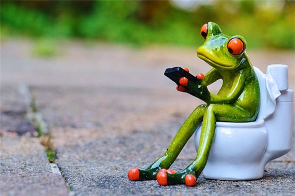 梦见掉厕所里是什么意思 梦见掉厕所里是什么意思