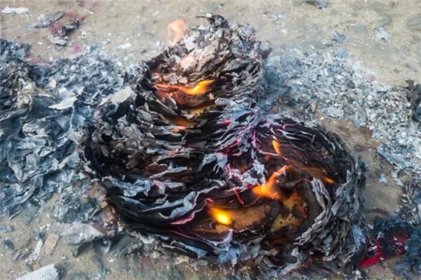 梦见给鬼烧钱是什么意思 梦见给鬼烧钱是什么意思