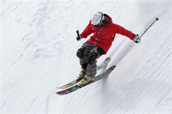 梦见滑雪下坡是什么意思 梦见滑雪下坡是什么意思