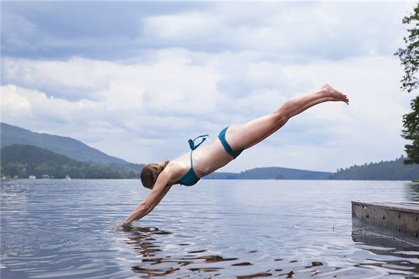 梦见跳进水里是什么意思 梦见跳进水里是什么意思